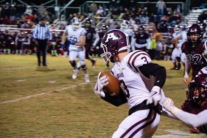Senior wide receiver Lincoln Gibson carries the ball. 