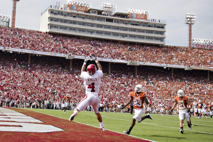 Oklahoma wide receiver Kenny Stills catches an important touchdown against Red River Rival Texas.